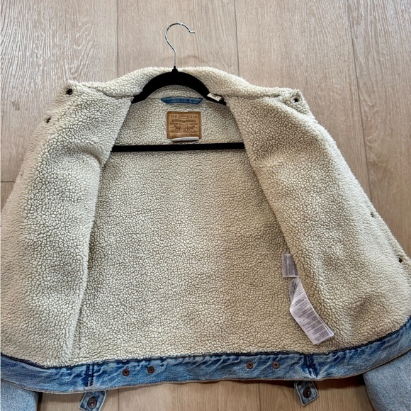 Women’s Levi's Light Blue Denim Jacket with Sherpa Collar - Picture 2 of 3